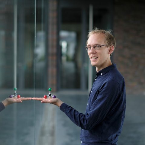 Dr. Martin Pitzer mit einem Molekül in der Hand